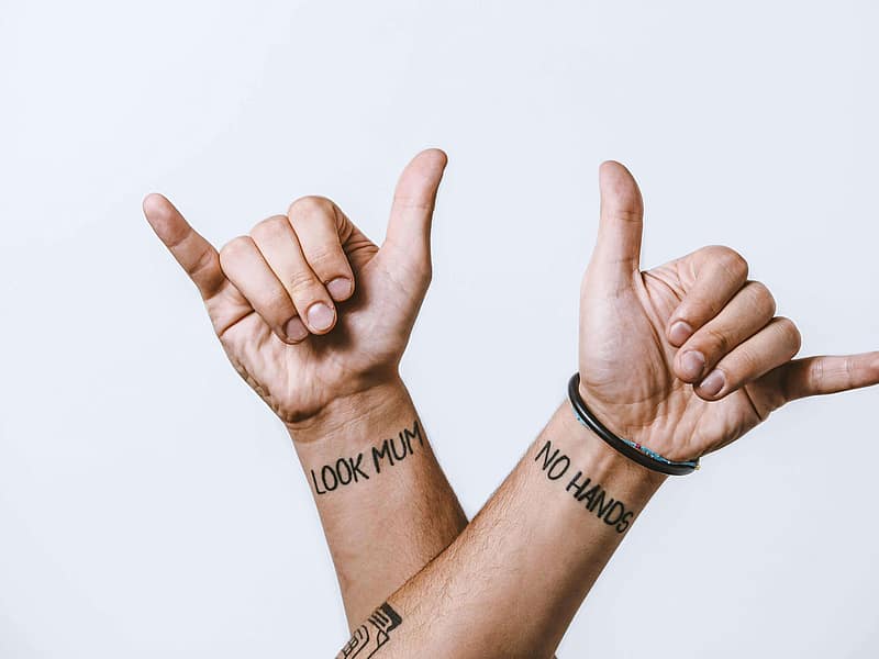 Erster Kunde, der in einem Tattoo-Studio Einverständniserklärungen ausfüllt